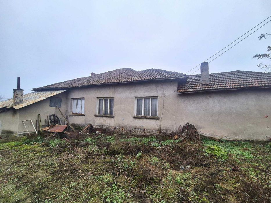 Къща "близнак" в с. Петокладенци обл. Плевен