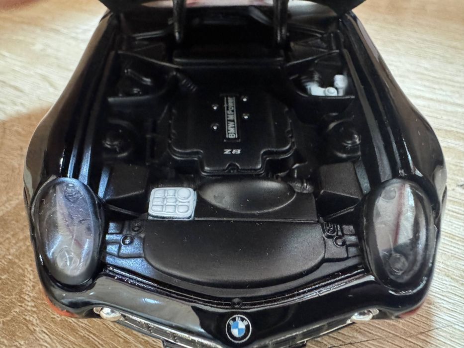 Коллекционная модель BMW Z8 1:24 Maisto