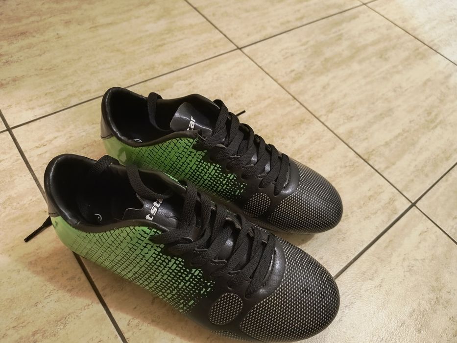 Чисто нови футболни бутонки mat star