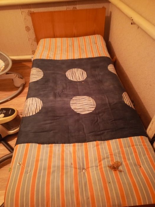 Кровати, диванчик п. Октябрьский