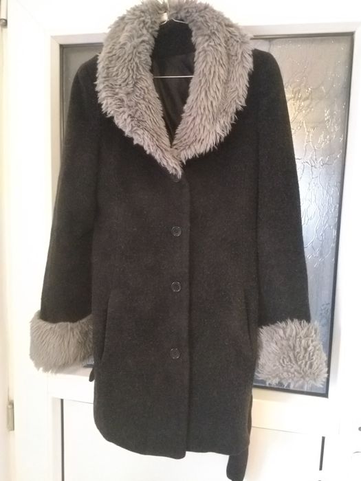 Haină stofă cu blană artificială la guler si mâneci culoare gri
