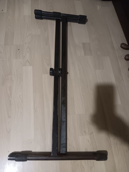 Черна стойка за клавир