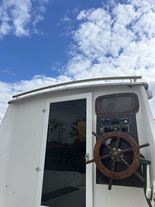 Лодка с двигател