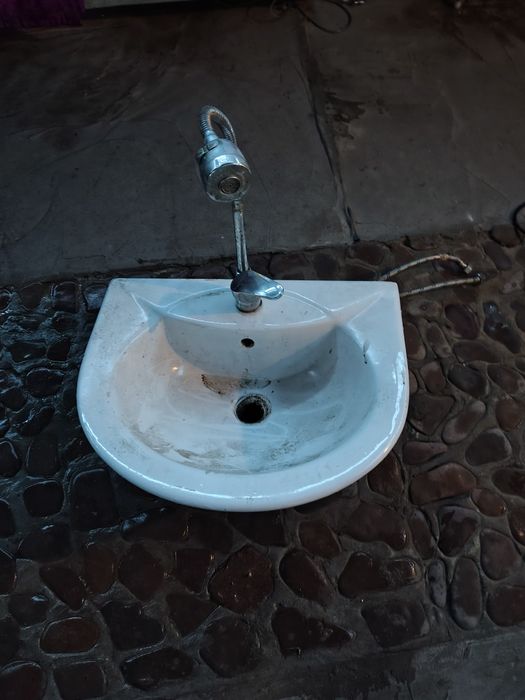 Продам раковину с краном