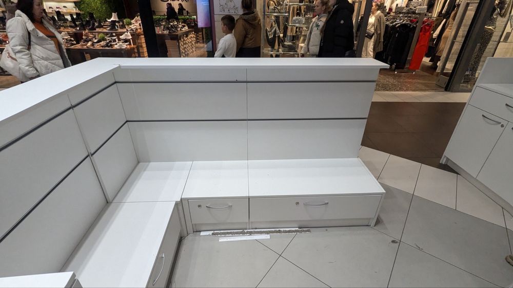 Продавам търговски щандове за мол