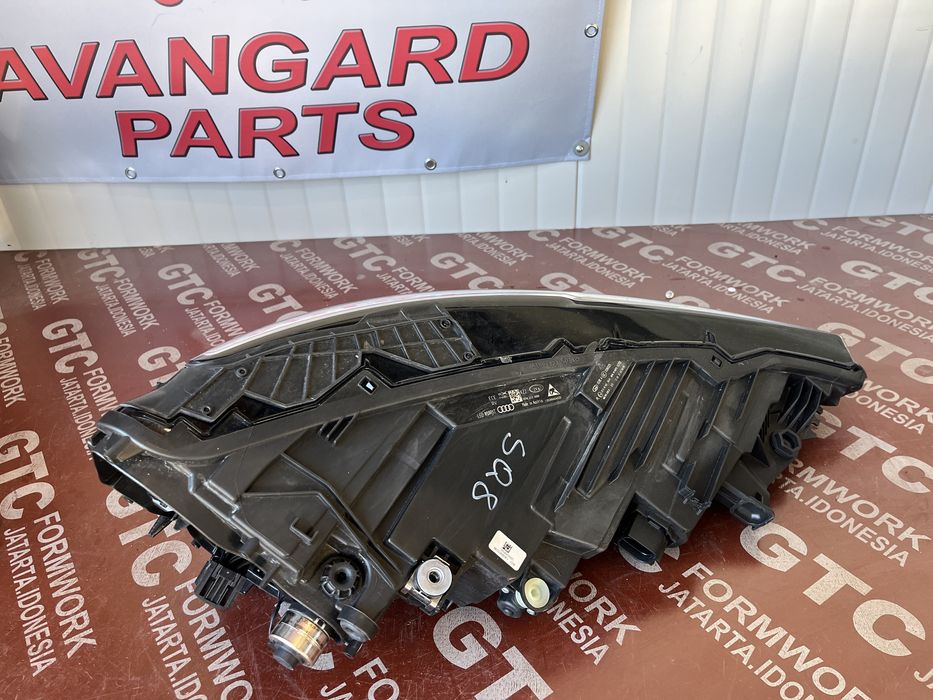 Фар Audi Q8 SQ8 ляв Matrix E tron