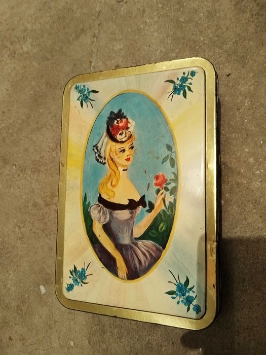 Винтидж Арабска метална кутия Бутилки от водка Stolichnaya, Zubrowka