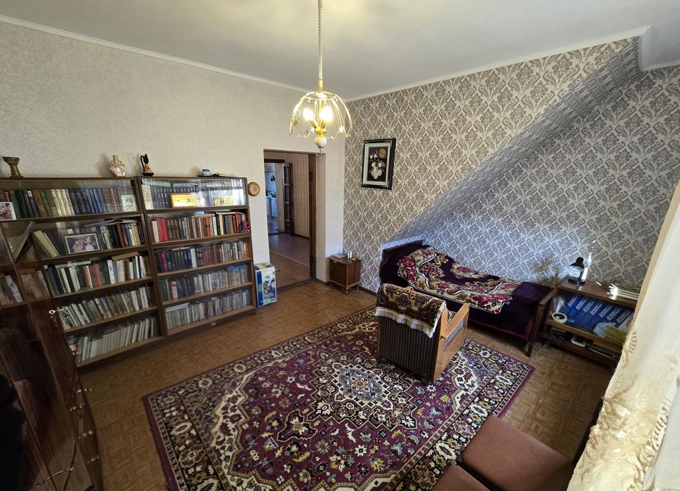 Продаётся 4-комнатный дом в центре города