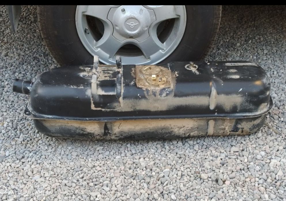 Продаётся бинзин бак и кранштеин от запаски балона от авто УАЗ ПАТРИОТ