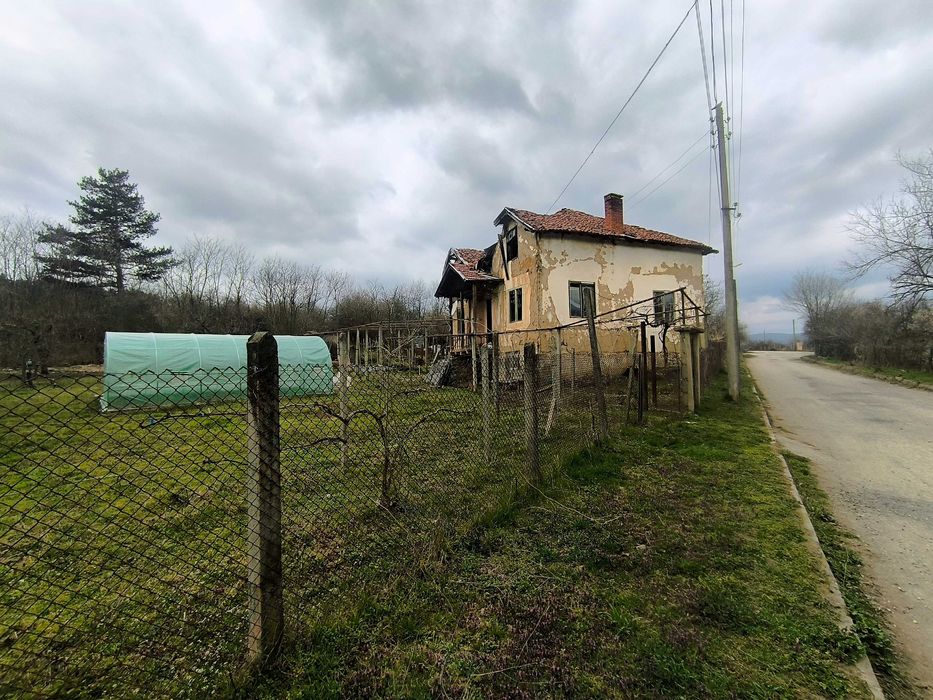 Стара къща с голямо дворно място