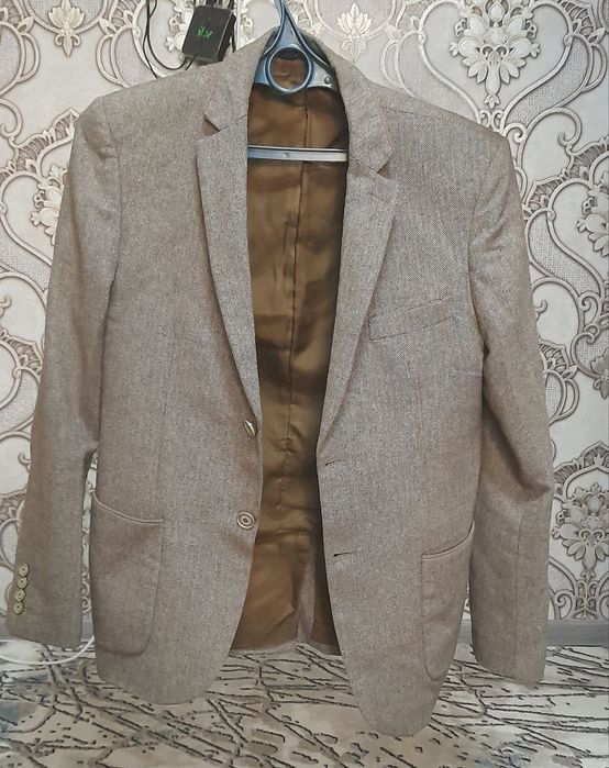 Костюм , пиджак ва галстуклар бор