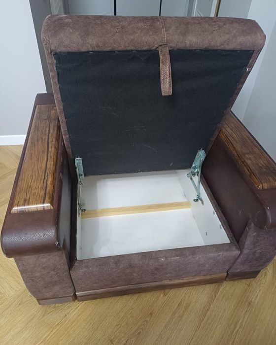 Кресло коричневое