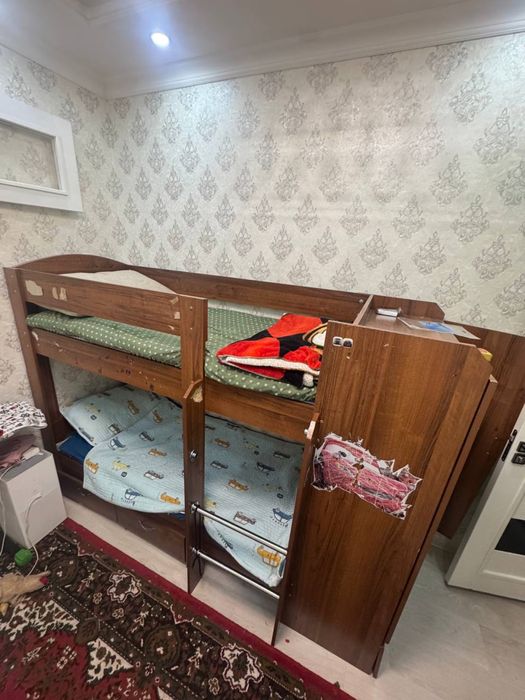Двухяростная кровать с матрасом