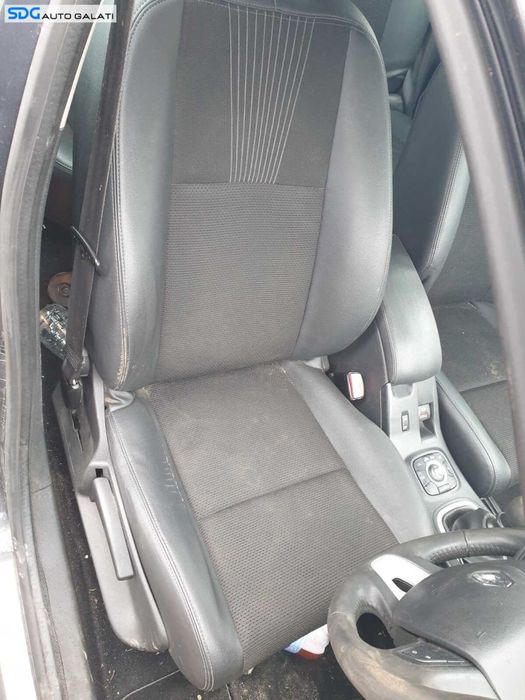 Scaun Dreapta Fata Pasager Semi Piele Semipiele Fara Incalzire cu Uzura Renault Megane 3 2008 - 2015