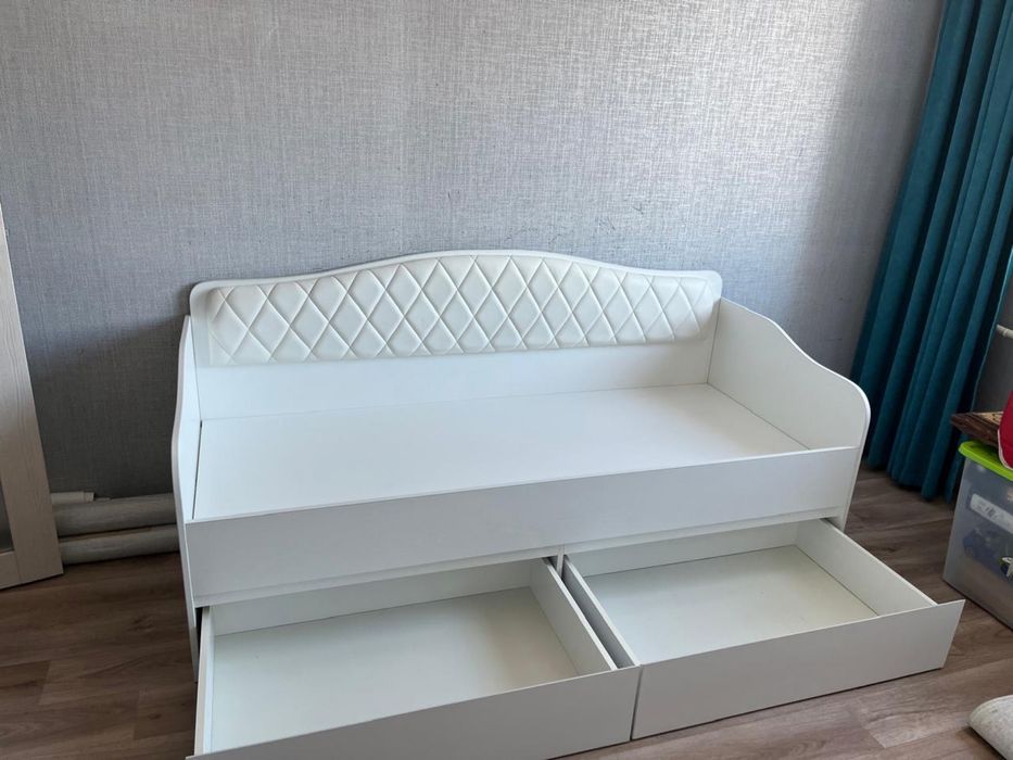 Кровать с матрасом