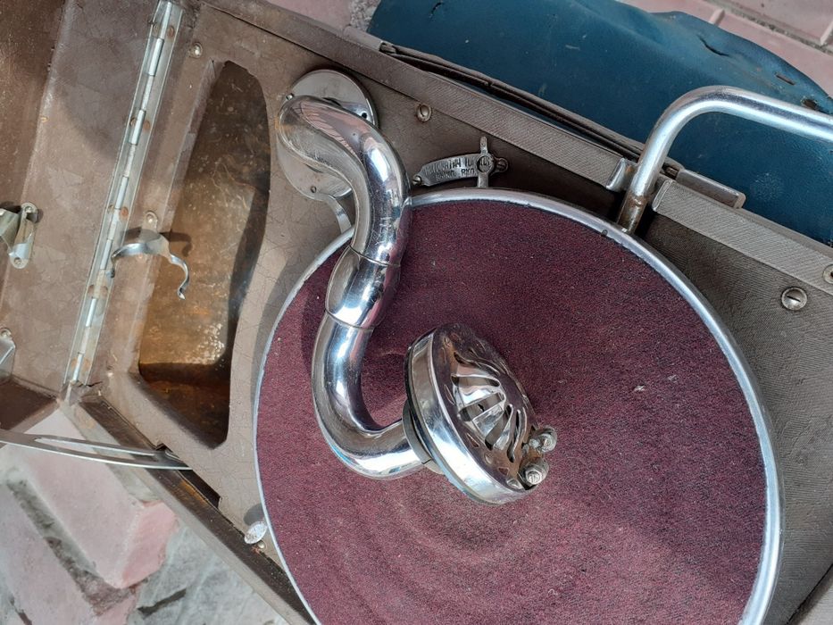 Патефон-чемодан.