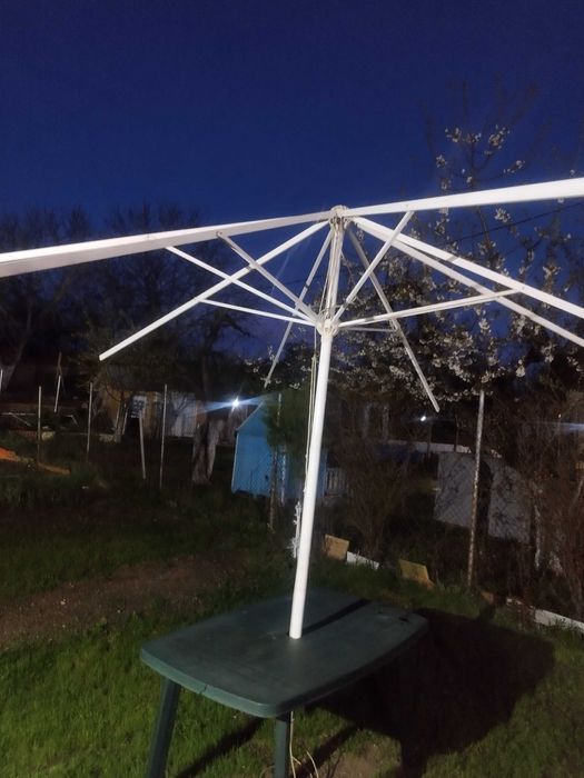 Продавам градински чадър много здрав от старата генерация