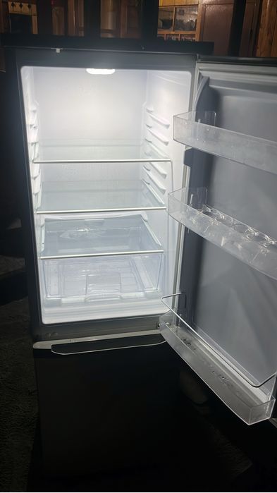 Продам холодильник почти новая