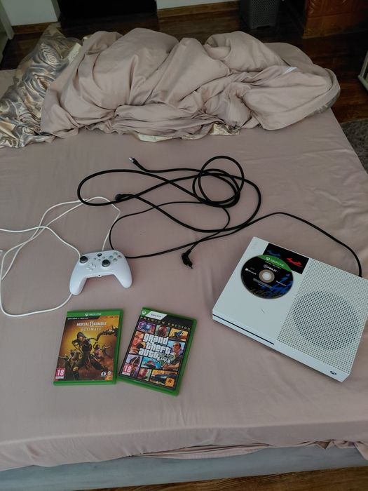 Vand Xbox One S inclus cu trei jocuri,stare impecabila