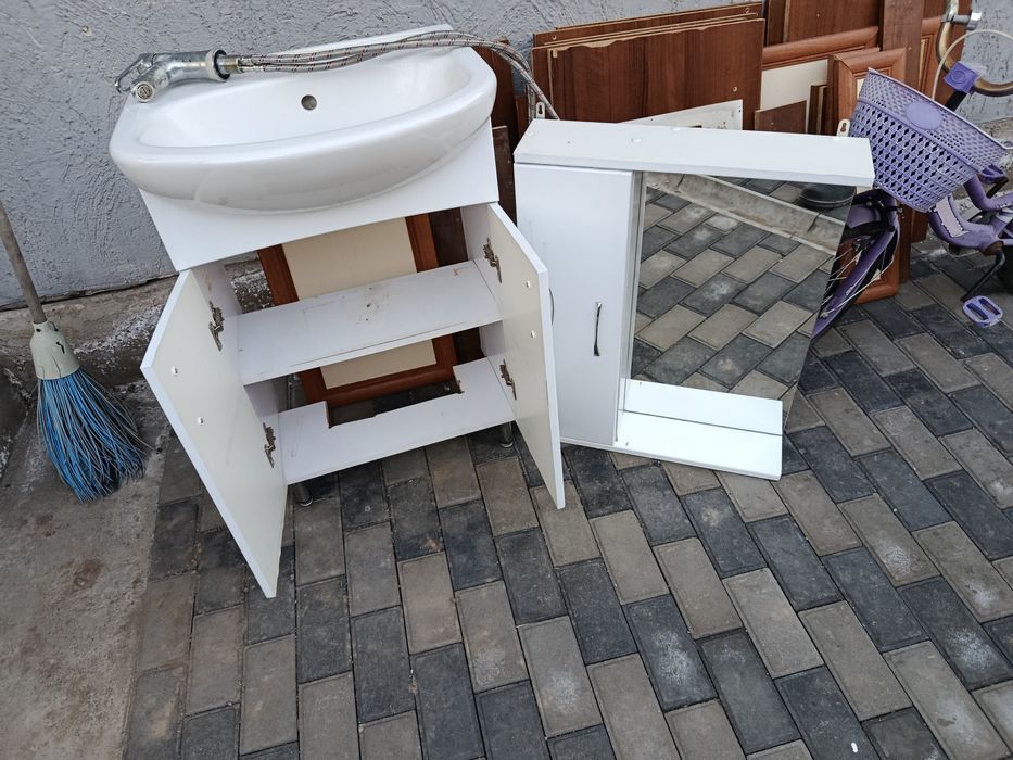 Продам тумбу с раковиной и с зеркалом