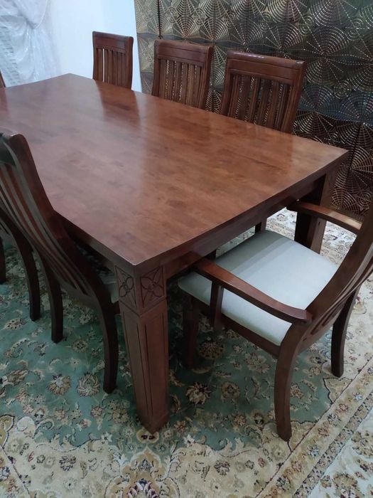 Продается стол со стульями и комод