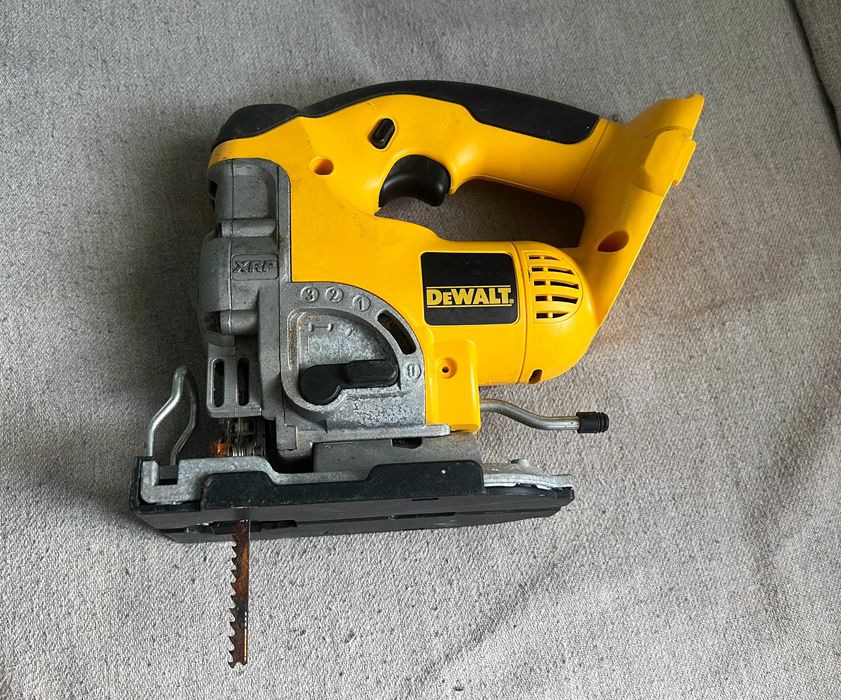 Fierastrau pendular DeWalt DC330 18V fara accesorii stare buna