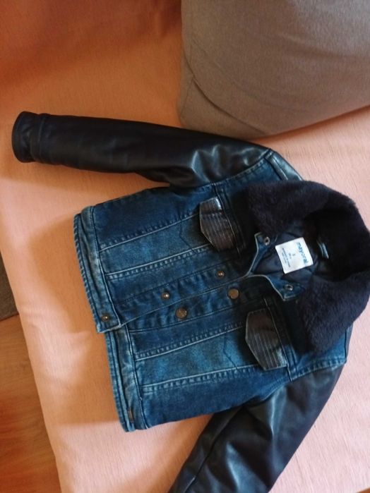 Продавам детско яке mayoral 98см