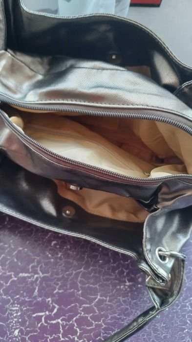 Дамска чанта с къси дръжки