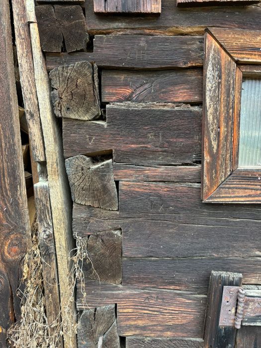 Sura veche+grajd vechi ~ 200 de ani