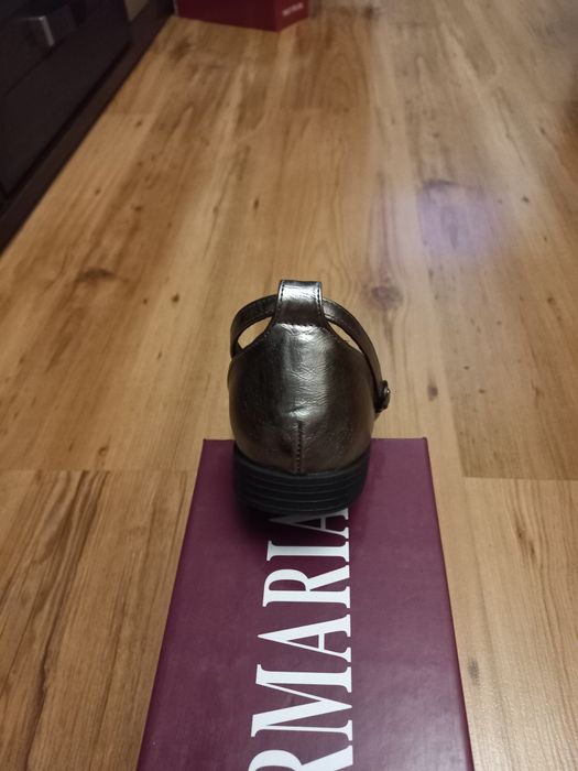 Продам новые сандалии