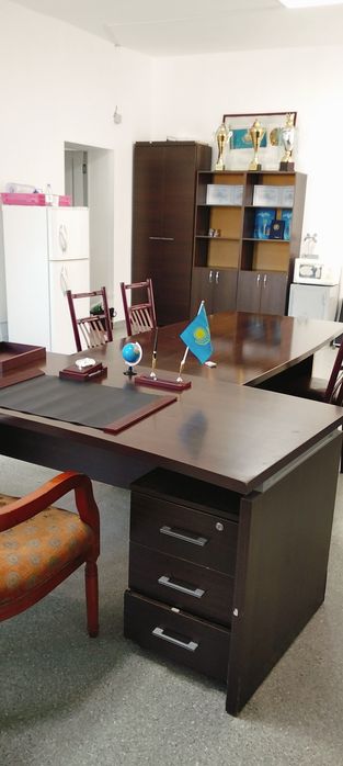 Продается офисный мебель