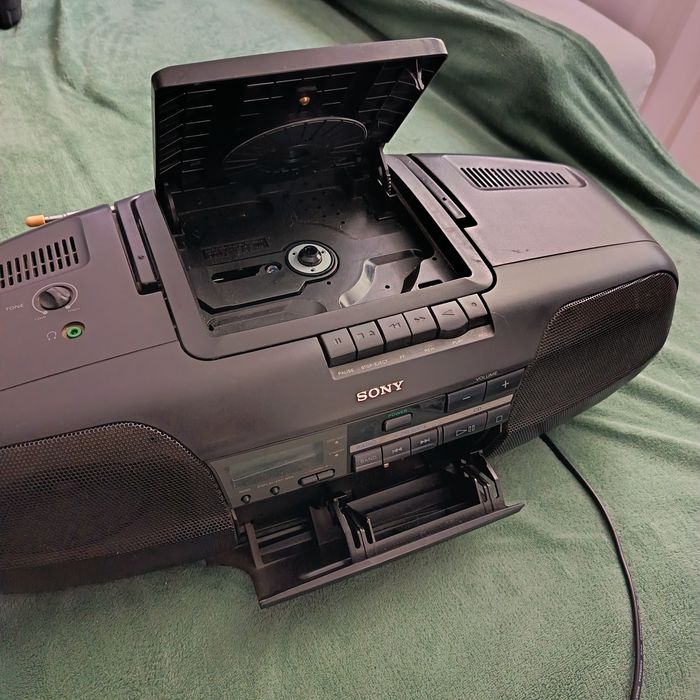 Radio casetofon cu CD SONY Model CFD - 340