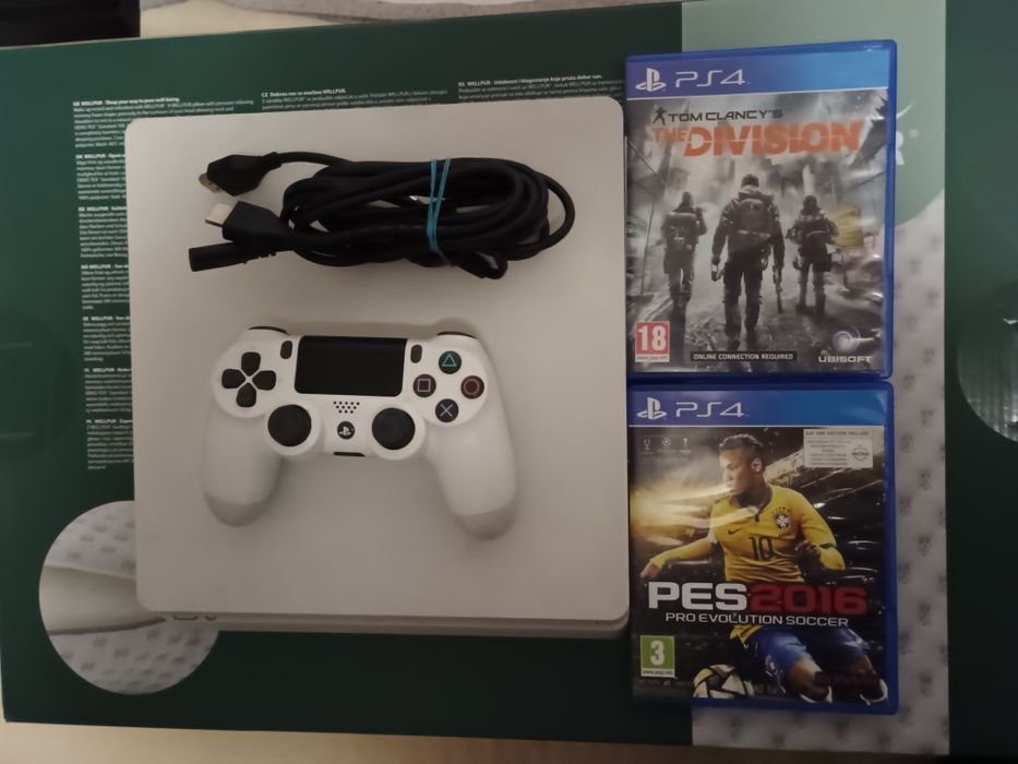 PlayStation 4 slim alb  PlayStation 4 clasic ps4