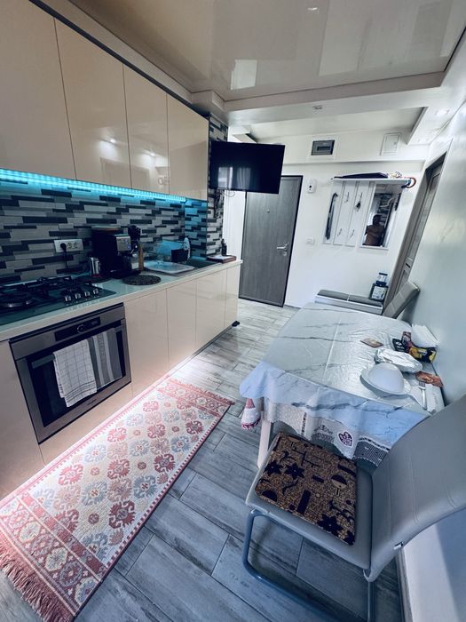 Apartament 3 camere decomandat tomis nord vis a vis de hotel Zodiac stradal vedere la bulevard parcul Tabacarie etaj3/4 156000 euro