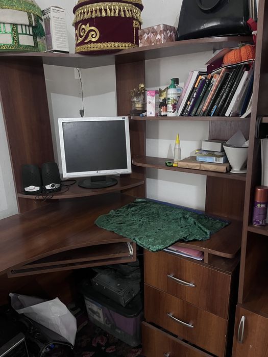 Рабочий стол со шкафом и выдвижными полками