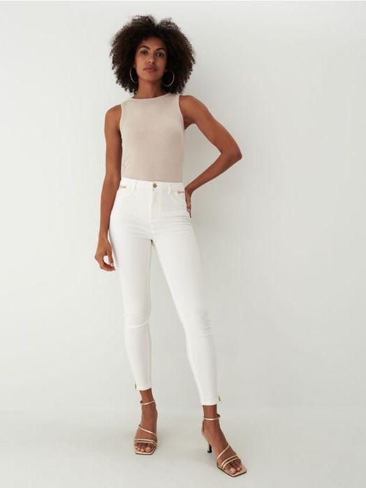 Бели дънки със златист цип