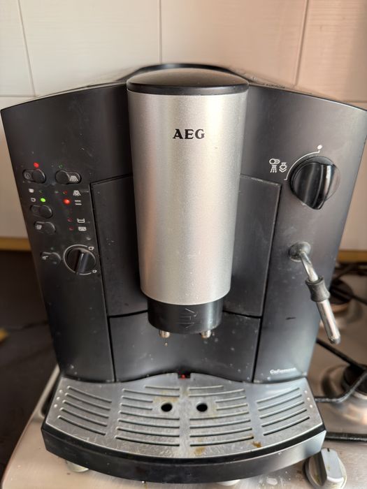 Expresor de cafea cu boabe aeg