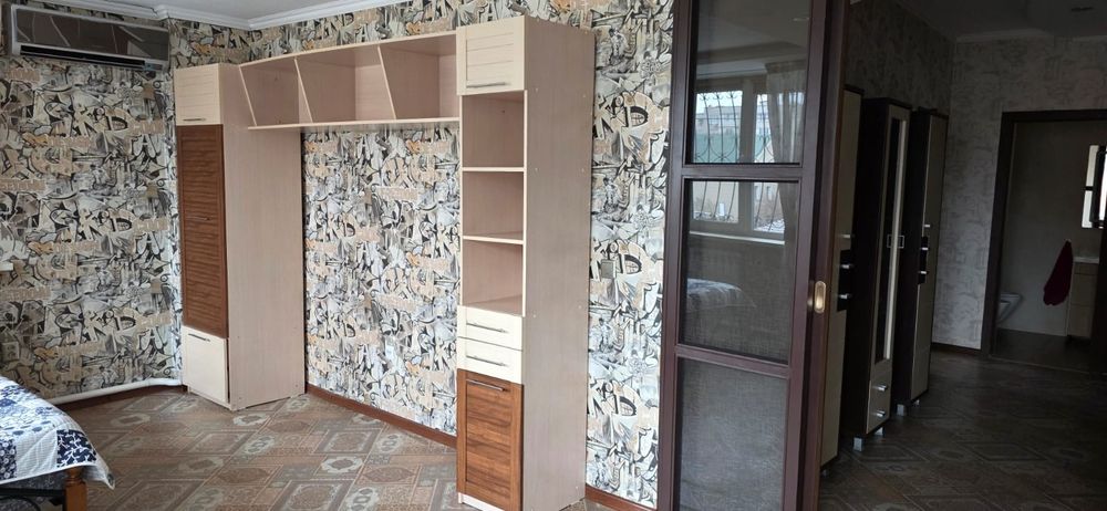 Продам 2 шкафа, стол, тумба, комод