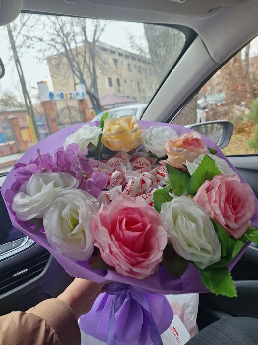 Букет из цветов и рафаелла