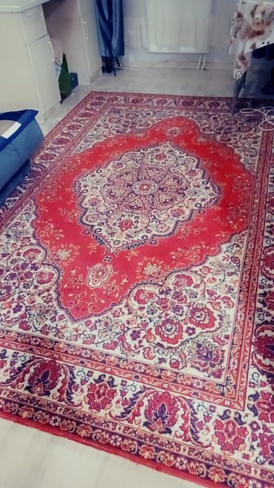 Стол, стулья и ковёр