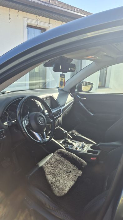 Vând Mazda . Detalii în privat