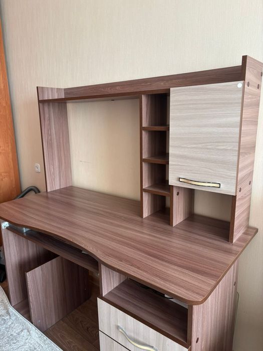 Продам стол компьютерный