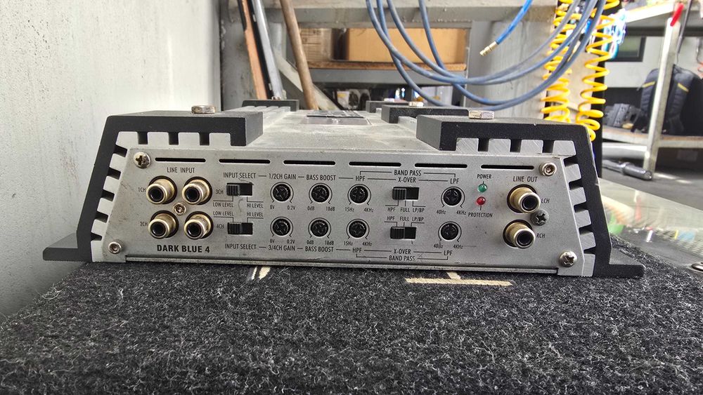 Каса Hifonics и усилвател Helix DarkBlue4