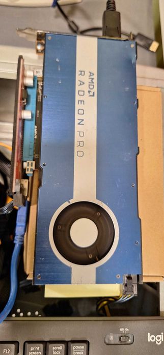 Видеокарта AMD Radeon W5500 8 GB GDDR6 3 броя