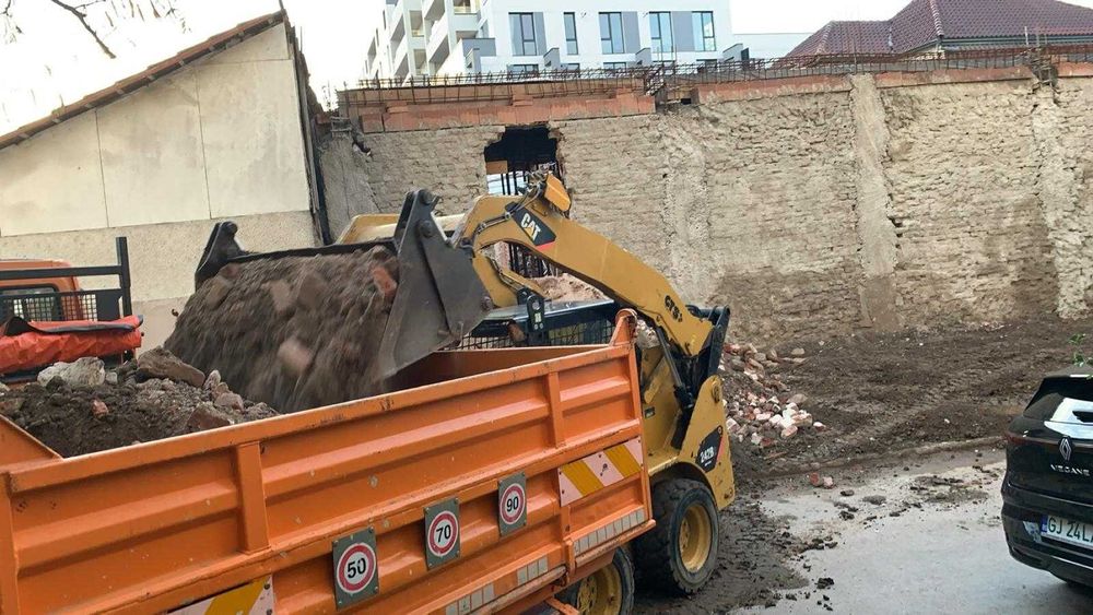 Demolari case garaje garduri debarasez cu utilaje si transport
