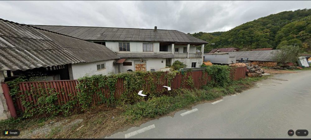 Teren 12 ari cu fost abator și grajd în Feldru