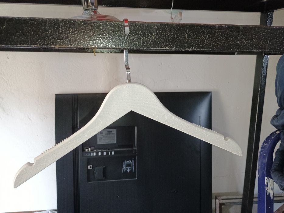 Вешала белые для одежды.