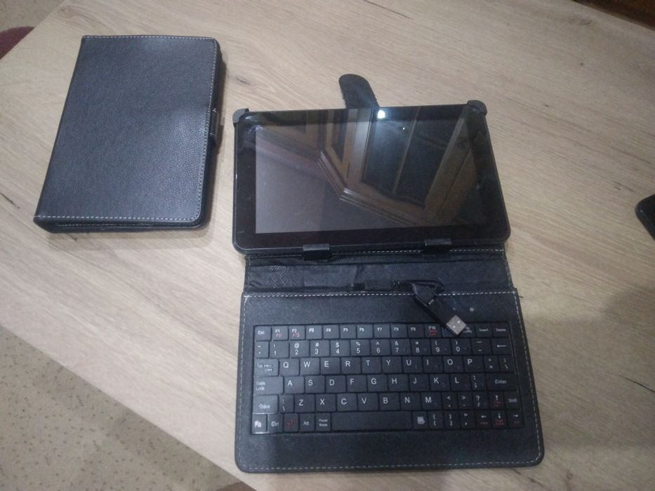 Huse cu tastatura pentru tableta 10'