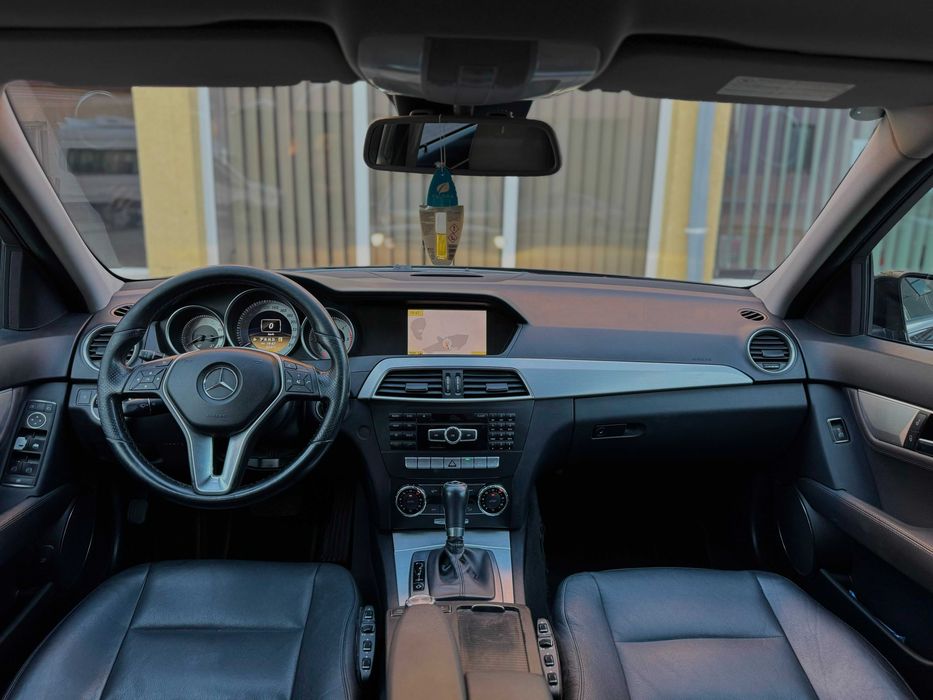 Mercedes-Benz C220 Avantgarde 170 CP 2012 Automată Distronic Plus