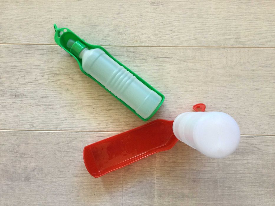 НОВИ преносими фламинго бутилка / диспенсъри за вода за куче от Италия